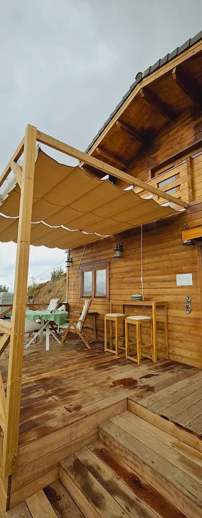 Pérgola de madera con lona sobre una terraza de madera